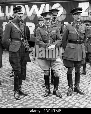 De gauche à droite : le colonel Campbell, le major-général John Brind (commandant des troupes britanniques) et le brigadier J.H.T. Priestman, qui observe l'arrivée des troupes britanniques dans la région de Saar pour le référendum sur le Saar. Banque D'Images