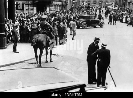 Sur ordre de la commission gouvernementale de la région de Saar, des actions de police, y compris des perquisitions, ont lieu contre le Deutsche Front. Au premier plan se trouve le chef de l'action, l'inspecteur de police de la région de Saar Emsley et un colonel français qui lui a été assigné. Banque D'Images