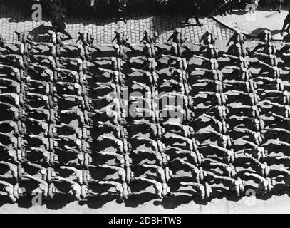 Vue d'en haut sur une formation des troupes de sa marchant dans la vieille ville de Nuremberg avec le salut d'Hitler pendant le Congrès du Parti nazi à Nuremberg. Banque D'Images