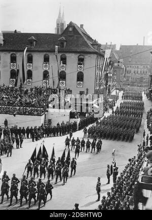 Vue de la parade des formations du Service du travail de Reich à travers Nuremberg pendant le Congrès du Parti nazi. Sur la gauche, une partie de la tribune se trouve sur la place Adolf-Hitler-Platz. Banque D'Images