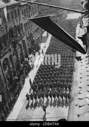 Vue sur la parade des formations de la sa à travers Nuremberg pendant le Congrès du Parti nazi, ici en passant par le bâtiment du Nuernberger Zeitung. Banque D'Images