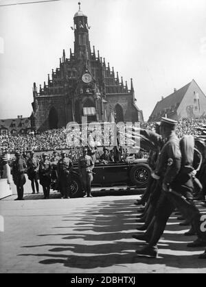 Adolf Hitler prend le salut de la sa de Berlin (une partie des 115,000 hommes de sa et SS) devant la Frauenkirche, sur la soi-disant Adolf-Hitler-Platz à Nuremberg. En face de la voiture (Mercedes) de gauche: Rudolf Hess, Adolf Huehnlein (NSKK), Dietrich von Jagow et Viktor Lutze. En arrière-plan se trouve la tribune. Banque D'Images