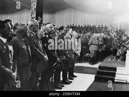 Le congrès du parti de la NSDAP a ouvert dans le Luitpoldhalle sur le terrain du rassemblement du parti nazi à Nuremberg. De gauche à droite : Joseph Goebbels, Robert Ley, trésorier du Reich Franz Xaver Schwarz, Heinrich Himmler, Viktor Lutze, Rudolf Hess, Adolf Hitler, Julius Streicher, Hermann Goering. Banque D'Images