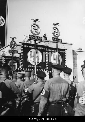 Adolf Hitler regarde de la tribune de la Luitpold Arena sur les porteurs standard de la sa. Une caméra-film se trouve sur la droite, sous la plate-forme de l'enceinte. Banque D'Images