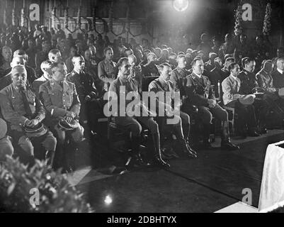 La réception officielle de la ville de Nuremberg a lieu dans la salle des fêtes de l'hôtel de ville de Nuremberg. 1ère rangée à partir de la gauche: Robert Ley, Rudolf Schmeer, Rudolf Hess, Adolf Hitler, Willy Liebel (Maire de la ville de Nuremberg), Joseph Goebbels, Walther Darre, Wilhelm Frick, Hjalmar Schacht. Banque D'Images