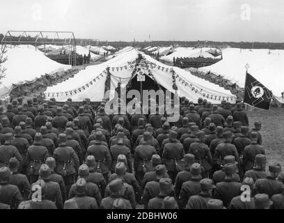 "Pour accueillir les diverses organisations de la NSDAP qui avaient voyagé à Nuremberg-Langwasser, une ville de tente a été mise en place sur le terrain du rassemblement du parti nazi. Ici, un plumeau partiel de la RAD avec son drapeau sur la droite. Sur la tente avant est accroché une bannière avec l'inscription ''The Saar is German Forever''. En dessous se trouve un signe avec l'inscription ''la 15e rangée de tentes est occupée par Abt. 10 Bau 28''.' Banque D'Images