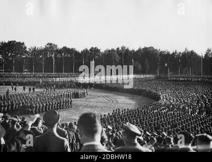 Vue sur les formations et les spectateurs lors de la pose de la pierre de fondation du nouveau Kongresshalle sur le terrain du rassemblement du parti nazi. Banque D'Images