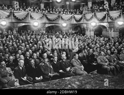 Vue de la première rangée de spectateurs lors de la conférence culturelle du NSDAP dans l'Apollo Theatre de Nuremberg, où Alfred Rosenberg et Adolf Hitler prononcent des discours et où l'orchestre symphonique de Reich présente un spectacle musical. 1er rang à partir de la gauche: Bernhard Rust, Baron Paul Eltz von Ruebenach, Franz Guertner, Franz Seldte, Johann Ludwig Graf Schwerin von Krosigk, le colonel général Werner von Blomberg, Hermann Goering, Adolf Hitler, Alfred Rosenberg, Rudolf Hess, et le chef d'état-major de la sa Viktor Lutze. Dans la deuxième rangée derrière Blomberg est Erich Raeder, à gauche Werner von Fritsch et Walter Banque D'Images