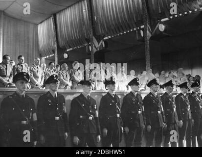 Le 8ème Congrès du Parti à Nuremberg s'ouvre avec une session formelle dans le Luitpoldhalle. De gauche à droite : Hans Frank, Alfred Rosenebrg, Wilhelm Frick, Joseph Goebbels, Robert Ley, Franz Xaver Schwarz, Heinrich Himmler, Viktor Lutze, Adolf Hitler, Rudolf Hess, Julius Streicher. Plus à droite : Hermann Goering, Bernhard Rust, Adolf Huehnlein et Max Amann. Banque D'Images