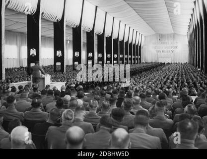 « Adolf Hitler prononce un discours au Luitpoldhalle lors de la conférence du Front travailliste allemand. De l'autre côté se trouve l'inscription: ''UN Reich fort est le rempart de la paix''. Sur la droite se trouve un appareil-photo.' Banque D'Images