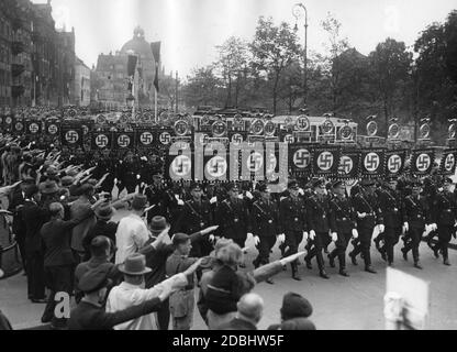 Vue sur le défilé de SS-Standarte à travers la vieille ville de Nuremberg, où ils sont accueillis par la population. De gauche à droite Baden, Schw. Hall, Karlsruhe, Forêt Noire, Hesse, Moselle Rhin-Hesse, Kassel, Wiesbaden, Giessen. Derrière elle Ruhr, Westphalie-Sud, Cologne, pays aigre, Lippe, Magdeburg, Harz. Banque D'Images