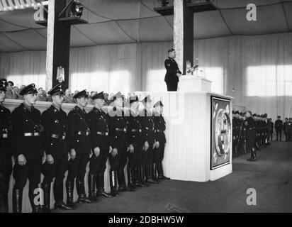 Lors de la poursuite du congrès du parti NSDAP à Luitpoldhalle de Nuremberg, à la tête du Reichsnaehrstand (Bureau de nutrition de Reich), Hermann Reischle prononce un discours. À droite du podium de l'orateur est un photographe. Banque D'Images