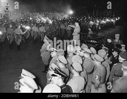 Adolf Hitler, debout dans une Mercedes sur la place de la gare de Nuremberg, à la marche torchlight des dirigeants politiques du NSDAP. Wilhelm Brueckner se trouve sur le côté droit de la photo. Banque D'Images
