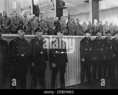 Le VIII Congrès du Parti nazi à Nuremberg s'ouvre avec une session formelle dans le Luitpoldhalle. De gauche à droite : Hans Frank, Alfred Rosenberg, Wilhelm Frick, Joseph Goebbels, Robert Ley, Franz Xaver Schwarz, Heinrich Himmler, Viktor Lutze, Adolf Hitler, Rudolf Hess, Julius Streicher. Plus à droite : Hermann Goering, Bernhard Rust, Adolf Huehnlein et Max Amann. Derrière Hitler se trouvent Wilhelm Brueckner et Julius Schaub. Banque D'Images