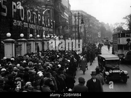 Vue d'ensemble devant le Sportpalast de Berlin avant un discours d'Adolf Hitler pendant la campagne électorale du Reichstag et le référendum sur le retrait de la Société des Nations le 12 novembre 1933. Banque D'Images