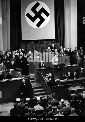 Adolf Hitler lors d'un discours au cours de la campagne pour les élections du Reichstag de 11.12.1933 et le référendum sur le retrait de la Société des Nations, dans le bâtiment du Parlement à Berlin. Banque D'Images