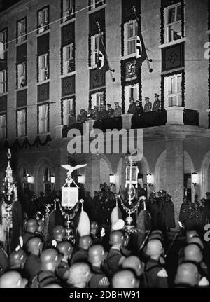 À la fin du Congrès du Parti nazi, 14 corps de musique et de trompette ainsi que des délégations de l'Armée de terre, de la Marine et de l'Armée de l'Air se sont alignés devant Adolf Hitler (au centre) et des cadres Wehrmacht debout sur le balcon de l'Hôtel Deutscher Hof pour marquer la fin du Grosser Zapfenstreich (Grand tatouage). À gauche d'Hitler se trouve Hermann Goering, à droite Werner von Blomberg et Erich Raeder. Banque D'Images