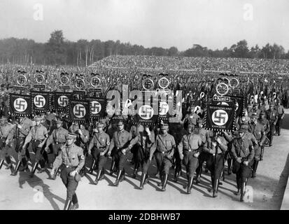 Les troupes de sa marchent à l'étape du défilé dans le Luipoldarena à Nuremberg. Normes lisibles sur la photo de gauche à droite : Schleswig, Luebeck, Altona, Holstein, Nordfriesland, Nordmark, Itzehoe et Kiel. Banque D'Images