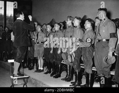 « les jeunes hommes de sa chantent ensemble sur une petite scène. La chorale est dirigée par le Dr. Hensel Janiczek. Ils chantent au premier Reichssingwoche (''semaine de chant de Reich'') dans la salle des festivals de l'aéroport de Potsdam. L'événement est organisé par la Communauté nationale socialiste ''Kraft durch Freude'' (force par la joie) et l'Union des étudiants allemands.' Banque D'Images