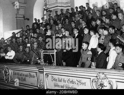 'Les jeunes hommes sa chantent ensemble pendant un service militaire dans l'église de la garnison à Potsdam. Le chef de la chorale est le Dr. Hensel Janiczek. Cette messe est célébrée dans le premier Reichssingwoche (''semaine de chant Reich''). L'événement est organisé par l'organisation nationale socialiste ''Kraft durch Freude'' ('Strength through Joy') et 'Deutsche Studenschaft'' (''Union étudiante allemande'). Le chœur est composé d'étudiants et de membres du Front travailliste allemand. Banque D'Images