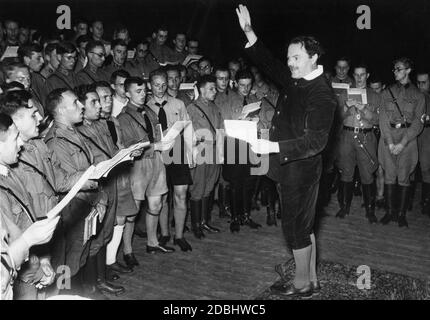 'Les jeunes hommes sa chantent ensemble au Théâtre Friedrich des Grossen au Palais Neues à Potsdam. Le chef de la chorale est le Dr. Hensel Janiczek. Ils chantent à la première Reichssingwoche (''semaine de chant de Reich''). L'événement est organisé par l'organisation nationale socialiste 'Strength Through Joy' et l'Union étudiante allemande. Banque D'Images