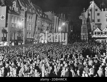 Congrès du Parti nazi à Nuremberg. La photo montre des foules de personnes qui écoutent le concert du groupe de musique du 21e Régiment d'infanterie sur la place Adolf-Hitler. Banque D'Images