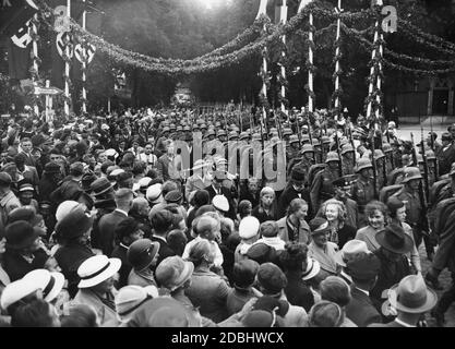 Entrée du régiment de Doeberitz à Neustrelitz. La photo montre des spectateurs, marchant des soldats des drapeaux Wehrmacht et swastika. Banque D'Images