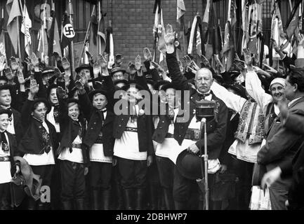 70 choirboys de Transylvanie en costume traditionnel saluent la capitale impériale avec leur maître de choirmaître. Banque D'Images