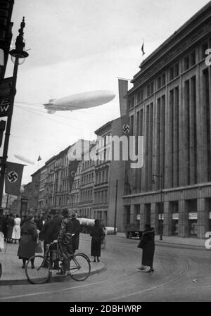 'Scène à Berlin avec les avions LZ 129 ''Hindenburg'' et LZ 127 ''Graf Zeppelin'' sur le ciel.' Banque D'Images