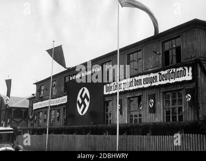 'Les bannières sont suspendues d'un bureau de l'emploi décoré avec des drapeaux de la croix gammée à Essen. ''personne ne votera notre foi dans l'avenir de l'Allemagne'', ''vous n'êtes rien, la nation est tout'' et ''notre vie appartient à l'Allemagne éternelle''. Banque D'Images