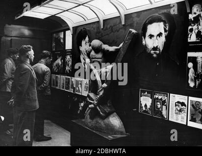 'Vue de l'exposition 'Das politische Deutschland' (Allemagne politique). La photo montre la sculpture d'un homme, qui endommage une croix.' Banque D'Images
