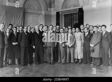 Un groupe de 26 étudiants de l'école vétérinaire française Alfort se rend à l'Université de médecine vétérinaire de Berlin sous la direction du Professeur Etienne Letard. Les trois Messieurs au milieu: (De gauche à droite) Professeur Keller, Recteur Jansch, Professeur Etienne Letard. Banque D'Images