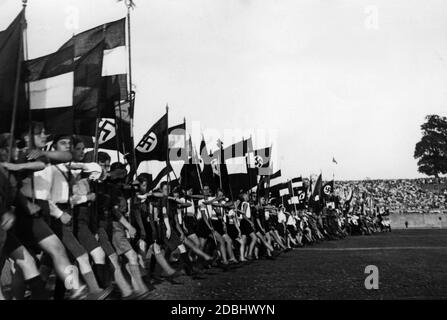'Défilé de drapeau au ''Fest der deutschen Schule'' (''Festival de l'école allemande'') organisé par le VDA dans le stade Grunewald de Berlin.' Banque D'Images