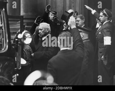 Le président du Reich Paul von Hindenburg quitte la Dreifaltigkeitskirche (Mauerstrasse, Berlin) après le service festif et le rassemblement des étudiants protestants. Derrière lui avec chapeau, le secrétaire d'État Otto Meissner. Banque D'Images