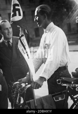 Les 'Etudes de la Deutsche Hochschule fuer Politik (Académie allemande de politique) reviennent à Berlin après une tournée à vélo vers la Prusse orientale. Le chef de la troupe porte un drapeau swastika et un fennant portant l'inscription 'Sostrupp Ostmark''. Banque D'Images