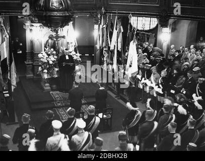 Les étudiants le lendemain de la dissolution de la Deutsche Burschenschaft à un service protestant de l'église de la Sainte Trinité à Berlin pendant le sermon du Pasteur Ernst Bronisch-Holtzau. Banque D'Images