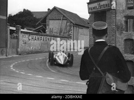 'Manfred von Brauchitsch dans son 'Silver Arrow' de Mercedes-Benz au Grand Prix de France en juillet 1939.' Banque D'Images