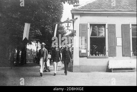 Le Prince Oskar de Prusse (centre) visite le festival de Bayreuth. Banque D'Images