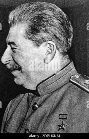 Ioseb Besarionis dz? Djugashvili, adopté le nom de Staline, dictateur de l'Union soviétique de 1927 à 1954. Les photos de Staline destinées à la publication ont été soigneusement sélectionnées et destinées à soutenir le culte de la personnalité autour de lui. La photo montre Staline en uniforme marshal avec un bagde héros du travail socialiste, à la Conférence de Yalta en 1945. Banque D'Images