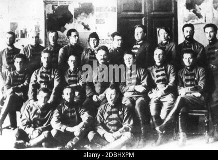 Léon Trotsky, né Lev Bronstein, fondateur et commandant en chef de l'Armée rouge pendant et après la guerre civile russe. Ici, en photo avec les jeunes officiers de l'Armée rouge. Banque D'Images