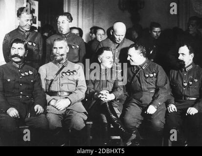 Les généraux Budyonny, Fabricisu, Voroshilov, Yegorov (assis de gauche) et Mikhaïlovsky, Konovin et Uwksentewski (debout de gauche) lors d'une réunion en l'année du 10e anniversaire de l'Armée rouge. Banque D'Images