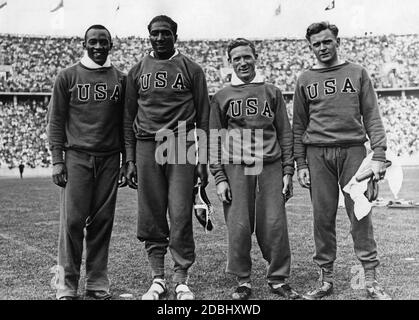 L'équipe américaine dans la course de relais 4x100 M. Depuis la gauche : Jesse Owens, Ralph Metcalfe, Foy Draper et Frank Wykoff. Banque D'Images