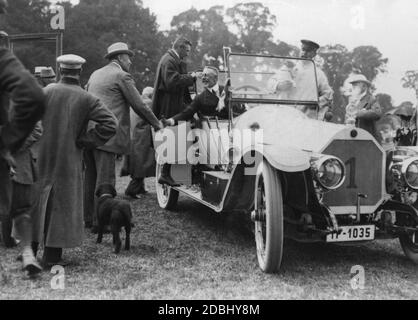 'Le Prince Henry de Prusse est assis dans sa voiture et accueille un autre participant du Prinz-Heinrich-Fahrt (''Tour du Prince Heinrich') en 1911. La voiture avec le n° 1 est un modèle de production de la marque Benz (Benz 8 avec 18 hp) avec la plaque d'immatriculation IP de la province de Schleswig-Holstein.' Banque D'Images