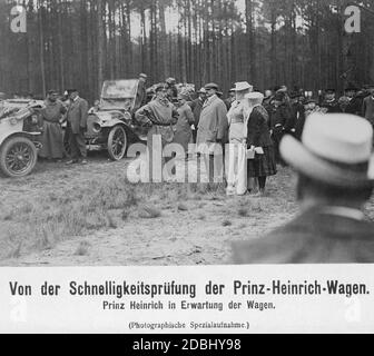 Le prince Henry de Prusse (centre de la photo, en manteau long) est photographié ici à Guben, où un essai de vitesse a eu lieu le premier jour du Prinz-Heinrich-Fahrt de 1909 le 10 juin. C'était un parcours de 6 km de long, que Kommerzienrat Wilhelm Opel a terminé comme le plus rapide. Banque D'Images
