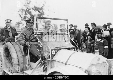 Le prince Henry de Prusse (2e à partir de la gauche) participe au Prinz-Heinrich-Fahrt en 1909, dont il est le fondateur. Ici, au volant de sa voiture arrivant à Budapest le 12 juin 1909. Le logo du Kaiserlicher Automobil-Club (KAC) se trouve à gauche sous le pare-brise. Le KAC était l'organisateur du Prinz-Heinrich-Fahrt. Banque D'Images