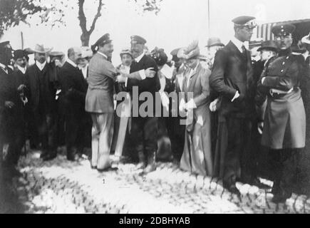 Le Grand-duc Ernest Louis de Hesse-Darmstadt (au centre à gauche) et le prince Henry de Prusse (au centre à droite) se embrassent et se saluent. Ils se trouvent sur la Hanauer Landstrasse à Francfort-sur-le-main à la fin du troisième concours Herkomer qui s'est terminé le 13 juin 1907. Banque D'Images