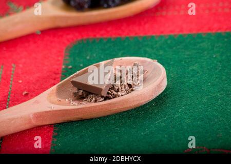 cuillère en bois avec chocolats hachés sur la table de noël. Banque D'Images