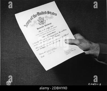 Le Sgt Arthur H Freund détient son honorable libération de l'Armée des États-Unis, fort dix, NJ, 4/25/1945. (Photo par US Army signal corps/RBM Vintage Images) Banque D'Images