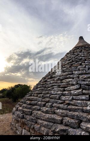 Trullo Dome dans la campagne avec le soleil du soir, Apulia, Italie Banque D'Images