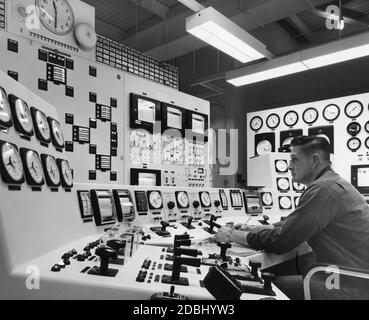 Console de commande de la centrale nucléaire de Humbolt Bay de la Pacific Gas and Electric Company, gérée par un exploitant agréé de la Commission de l'énergie atomique. La console contient tous les dispositifs de commande nécessaires au fonctionnement normal du réacteur et de la turbine-génératrice, ainsi que des commandes d'urgence qui permettent l'arrêt complet de l'usine en trois secondes, Humbolt Bay, CA, 1964. (Photo de Pacific Gas and Electric Company/United States information Agency/RBM Vintage Images) Banque D'Images